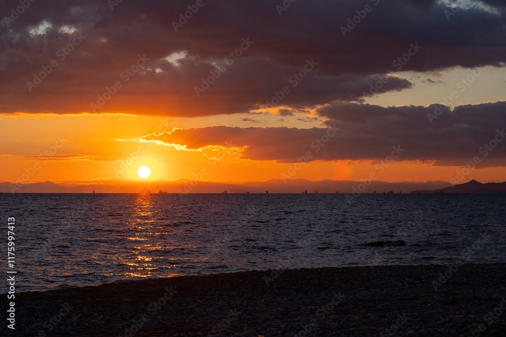 Obraz premium Beautiful sunset on the Mediterranean Sea in Athens in winter.