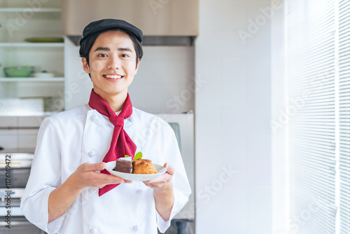 cake, man, chef, person, people, pastry chef, pastry, cook, oven, kitchen, dessert, suit, patisserie, pastry shop, store, vocational school, prototype, smile, cooking, confectionery, bakery, bake, bak photo