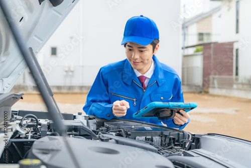 automobile, road service, tablet, car, maintenance, mechanic, man, inspection, worker, engineer, repair, vehicle inspection, bonnet, engine, engine room, technician, factory, dealer, jaf, computer, te photo