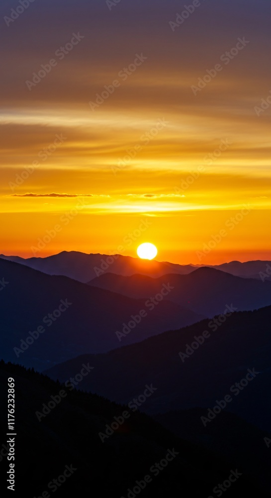 Obraz premium Golden Hour Sunset Sky with Silhouetted Mountains