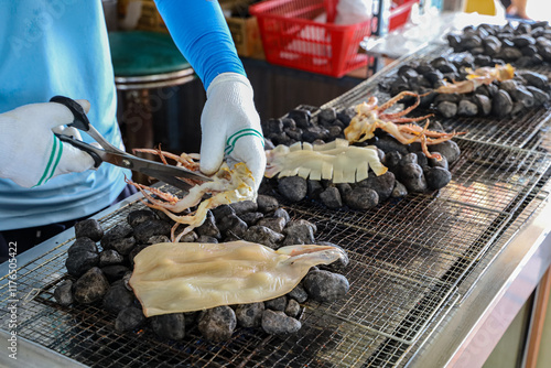 돌구이로 구우며 가위로 자르고있는 한치구이 제주 제주시 구좌읍 종달리 종달리해변 photo