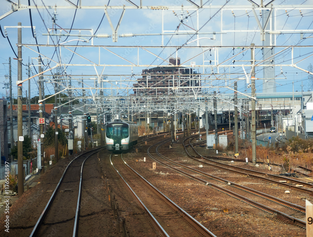 Naklejka premium 冬の朝のJRの線路と電車の風景
