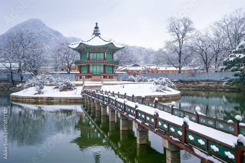 Wallpaper Mural 눈내린 경복궁의 겨울 풍경 Torontodigital.ca