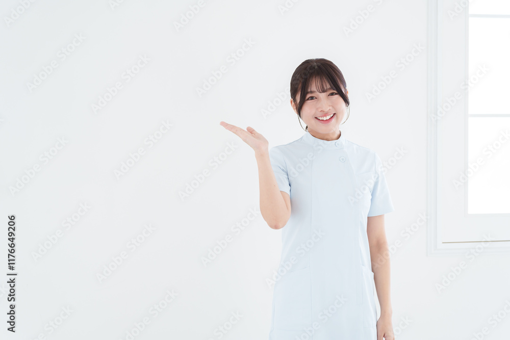 案内する笑顔の女性看護師 案内する笑顔の女性看護師