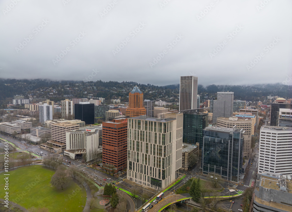 A city skyline with a large building in the middle