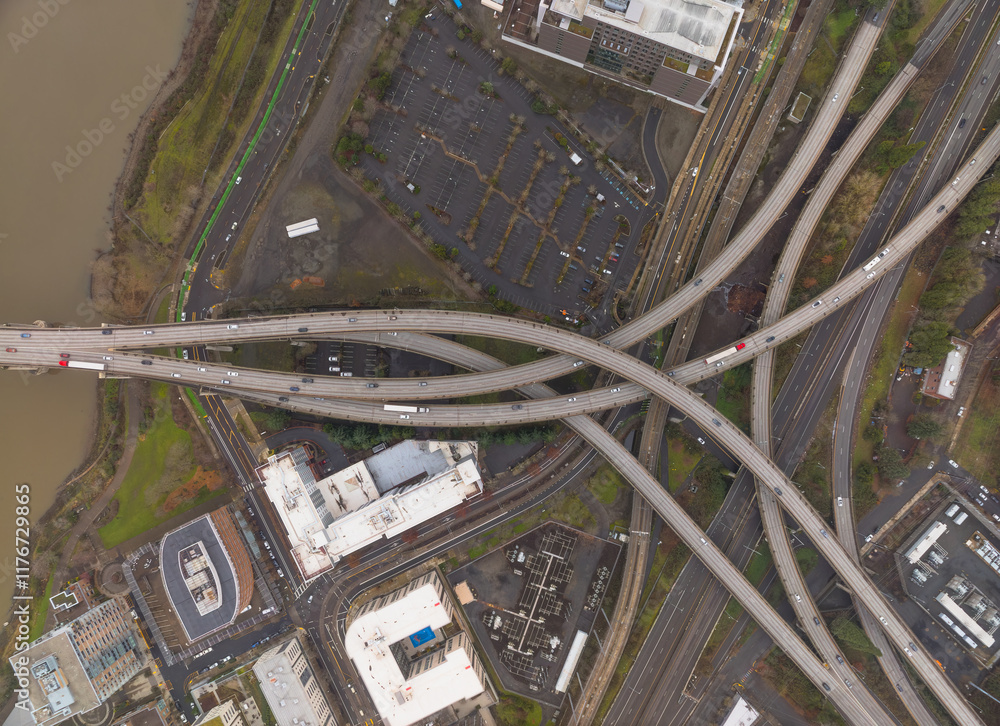 A city street view with a large highway with a lot of traffic