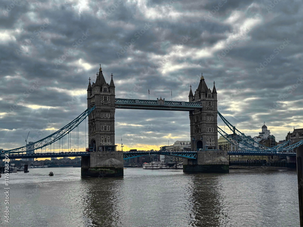 Obraz premium Tower Bridge in London Standing Majestically Over the Thames River With Dramatic Clouds Above During an Early Evening in 2024