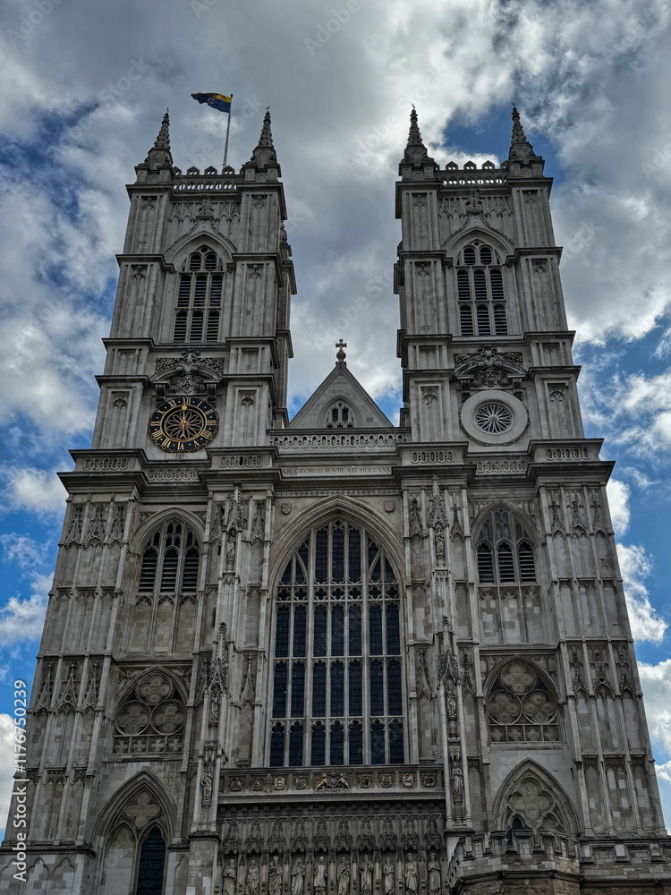 Obraz premium Visit to Westminster Abbey in London, England, Showcasing Stunning Gothic Architecture Under a Cloudy Sky in 2024