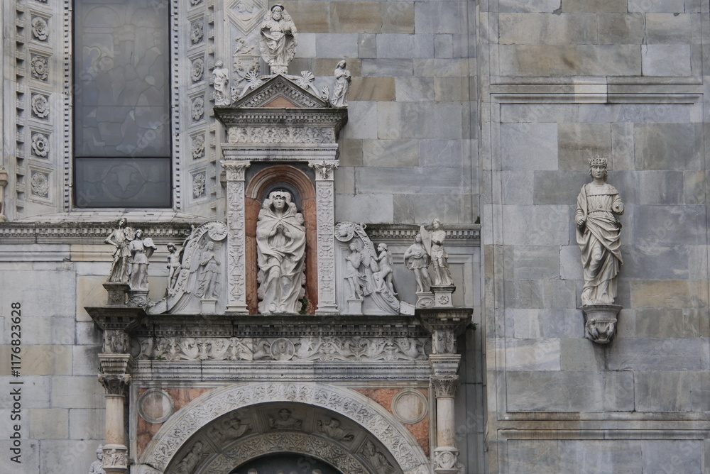 Obraz premium Statues and decorations of Santa Maria Assunta cathedral, Dome of Como, Lombardy, Italy