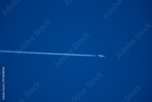 Canvas Print Airplane in the blue sky with contrail