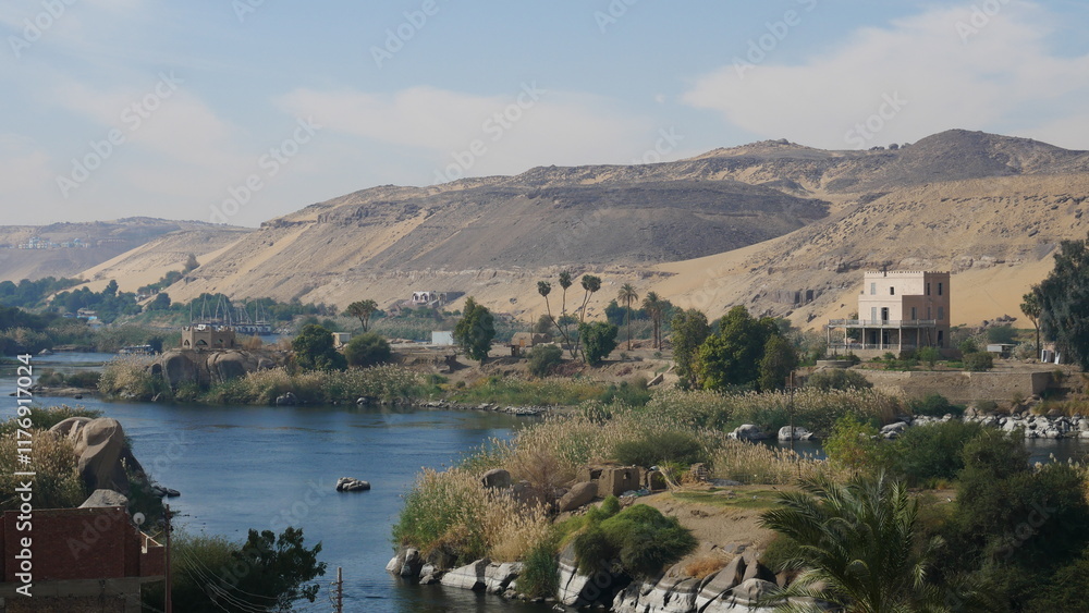 Fototapeta premium Assouan, Égypte, Nil, barrage d'Assouan, lac Nasser, temple de Philae, obélisque inachevé, île Éléphantine, île Kitchener, Nubie, culture nubienne, marché d'Assouan, felouque, désert, dunes de sable, 