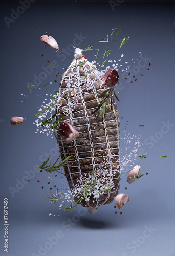 Salame sospeso con ingredienti volanti.