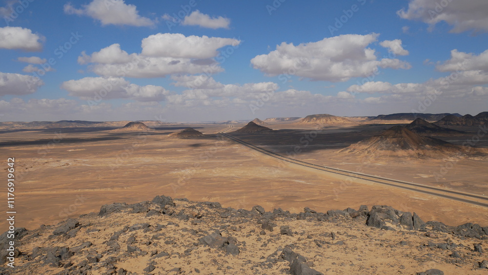 Naklejka premium désert noir, Égypte, Sahara, formations volcaniques, montagnes noires, paysage désertique, sable, dunes, érosion, géologie, nature, parc national, formations naturelles, rochers, aventure, exploration