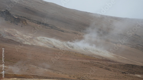 zone géothermique volcanique en Islande avec lac de soufre et coulée de lave, Leirhnjukur, Krafla
 photo