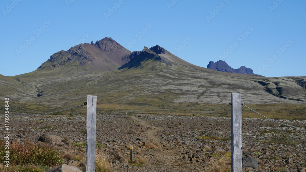 Fototapeta premium Svartifoss, Islande, cascade, été, colonnes de basalte, parc national de Skaftafell, Vatnajökull, paysage, nature, randonnée, chute d'eau, formations géologiques, basalte, falaises, végétation, mousse