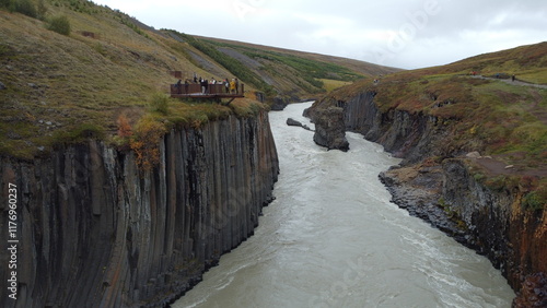 Vue aérienne immersive de la vallée Stuðlagil avec rivière et roche volcanique, Islande
 photo