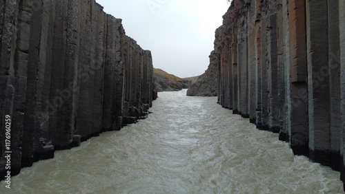 Vue aérienne immersive de la vallée Stuðlagil avec rivière et roche volcanique, Islande
 photo