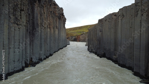 Vue aérienne immersive de la vallée Stuðlagil avec rivière et roche volcanique, Islande
 photo