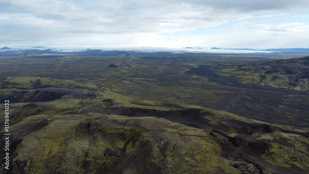 Vue aérienne panoramique de la chaîne de volcan Laki, désert de montagne de mousse, Islande
Vue aérienne panoramique de la chaîne de volcan Laki, désert de montagne de mousse, Islande