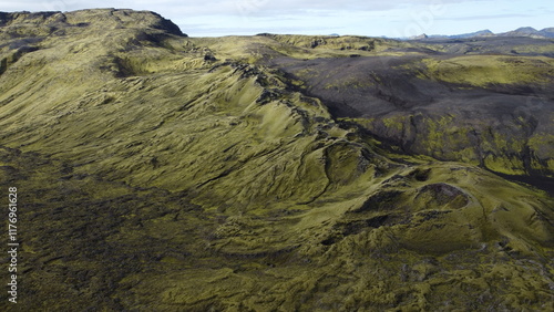 Vue aérienne panoramique de la chaîne de volcan Laki, désert de montagne de mousse, Islande
 photo