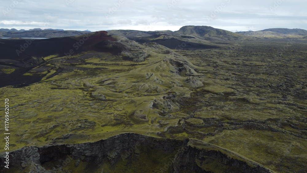 Vue aérienne panoramique de la chaîne de volcan Laki, désert de montagne de mousse, Islande
