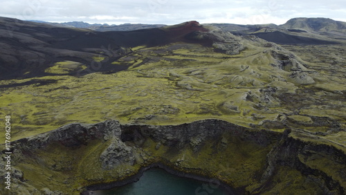 Vue aérienne panoramique de la chaîne de volcan Laki, désert de montagne de mousse, Islande
 photo