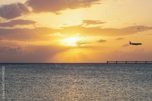 Wallpaper Mural 東シナ海に沈む夕陽　進入灯に従い那覇空港へ着陸する飛行機 Torontodigital.ca