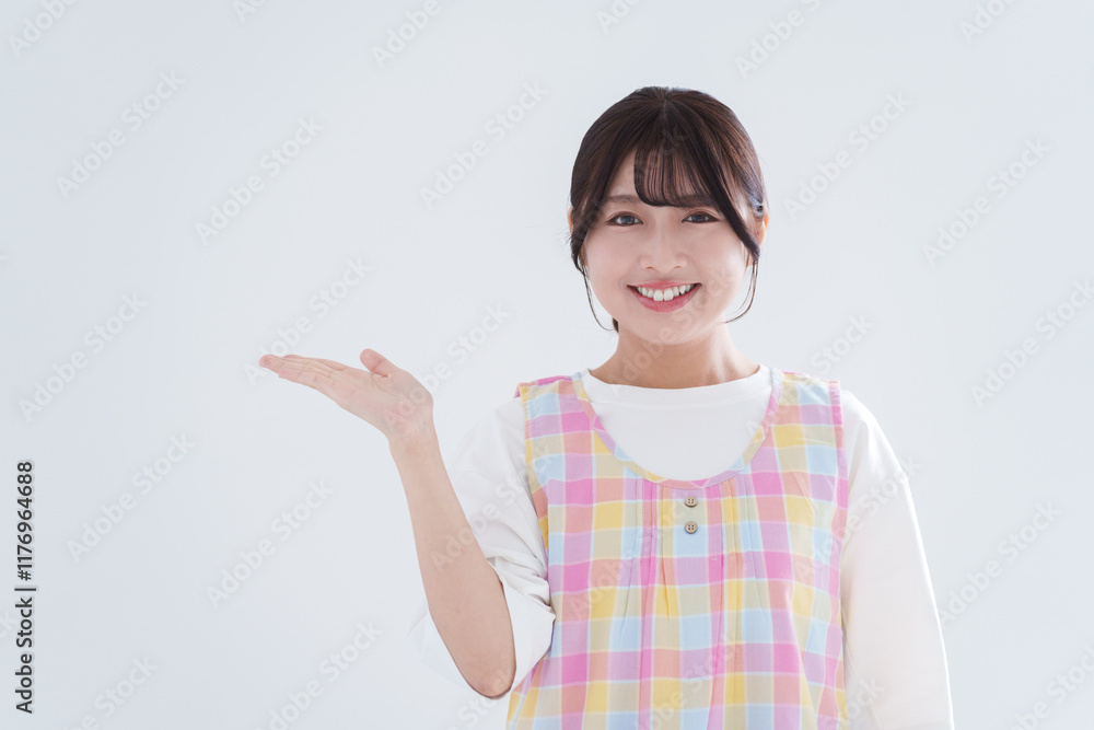 説明する保育士 説明する保育士