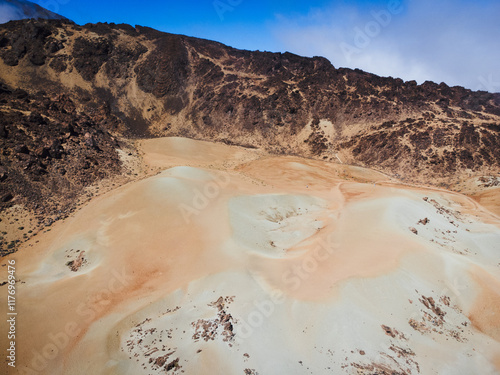 Vue aérienne professionnel au drone des mines de San Jose au Parc national del Teide et avec dunes de sable dans le brouillard, Ténérife, Espagne
 photo