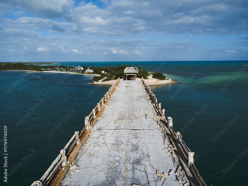 Vue aérienne professionnel au drone du pont des Keys avec bateau et eau turquoise, Floride, USA
