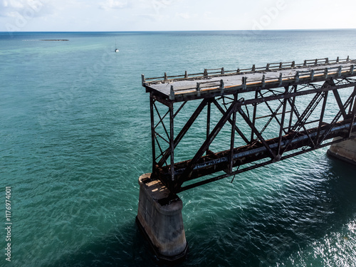 Vue aérienne professionnel au drone du pont des Keys avec bateau et eau turquoise, Floride, USA
 photo