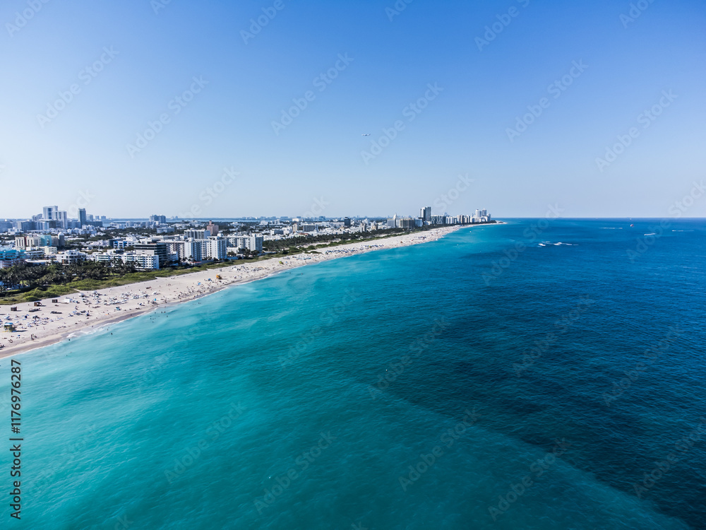 Vue aérienne professionnel au drone de Miami beach avec la plage au couché de soleil, Floride, USA
Vue aérienne professionnel au drone de Miami beach avec la plage au couché de soleil, Floride, USA