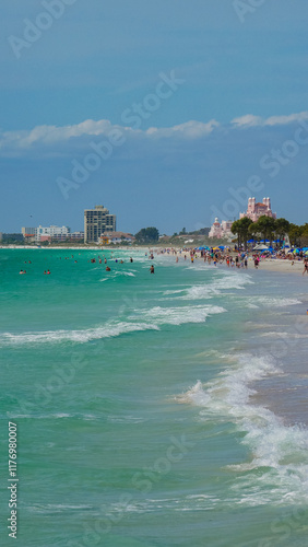 Vue aérienne professionnel au drone d'une plage touristique en bord de mer Treasure Island, Floride, USA
