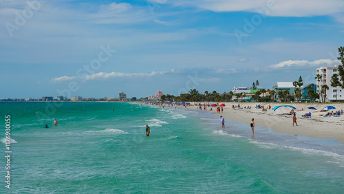 Vue aérienne professionnel au drone d'une plage touristique en bord de mer Treasure Island, Floride, USA
