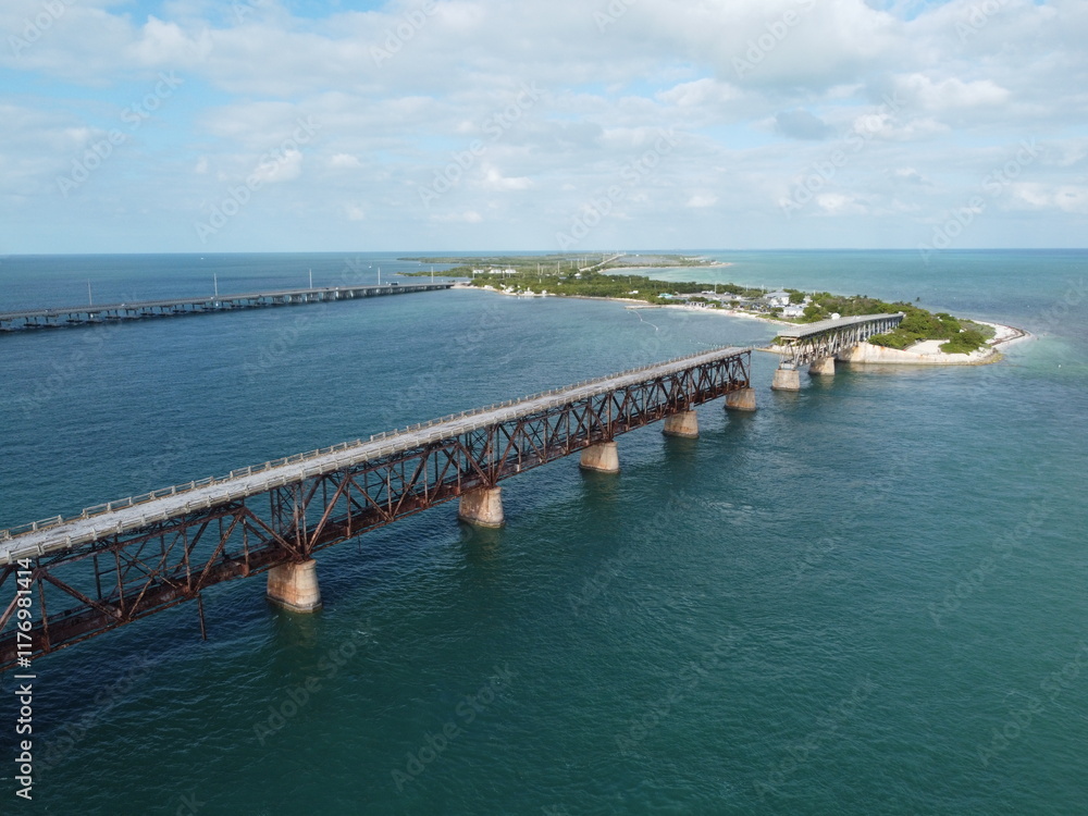 Vue aérienne professionnel au drone du pont des Keys avec bateau et eau turquoise, Floride, USA
Vue aérienne professionnel au drone du pont des Keys avec bateau et eau turquoise, Floride, USA