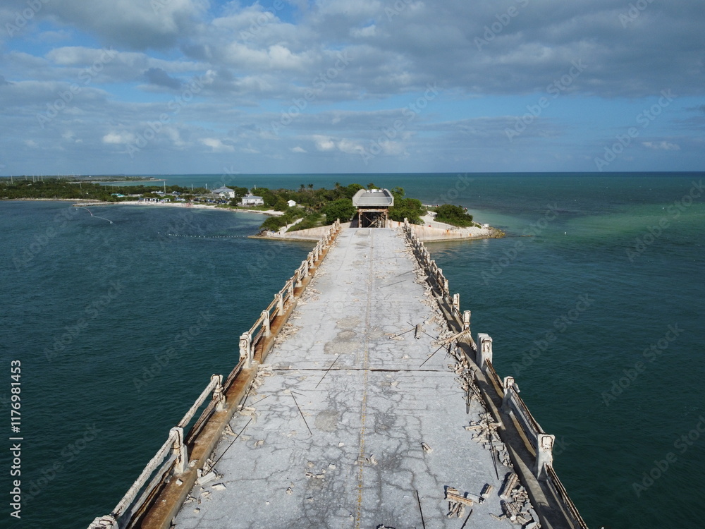 Vue aérienne professionnel au drone du pont des Keys avec bateau et eau turquoise, Floride, USA
Vue aérienne professionnel au drone du pont des Keys avec bateau et eau turquoise, Floride, USA