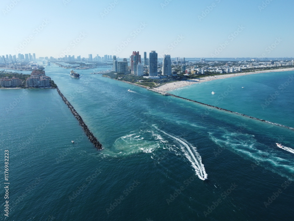 Vue aérienne professionnel au drone de Miami beach avec la plage, Floride, USA
Vue aérienne professionnel au drone de Miami beach avec la plage, Floride, USA