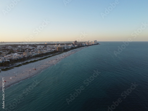 Wallpaper Mural Vue aérienne professionnel au drone de Miami beach avec la plage au couché de soleil, Floride, USA
 Torontodigital.ca