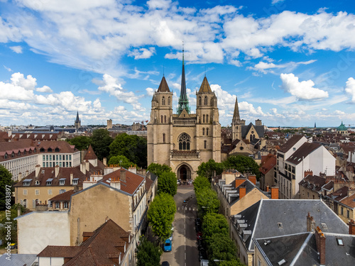 Vue aérienne panoramique de la Cathédrale Saint-Bénigne de Dijon, France, Europe
 photo