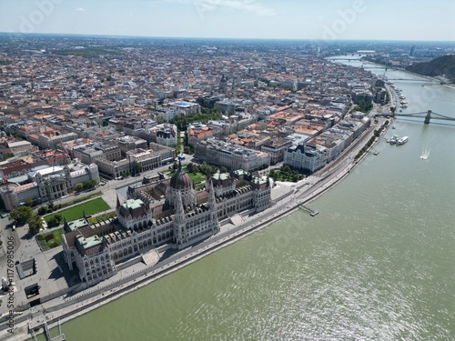 Vue aérienne panoramique de la ville capitale Budapest avec parlement hongrois Országház gothique en bord de rivière Danube, Hongrie, Europe
 photo