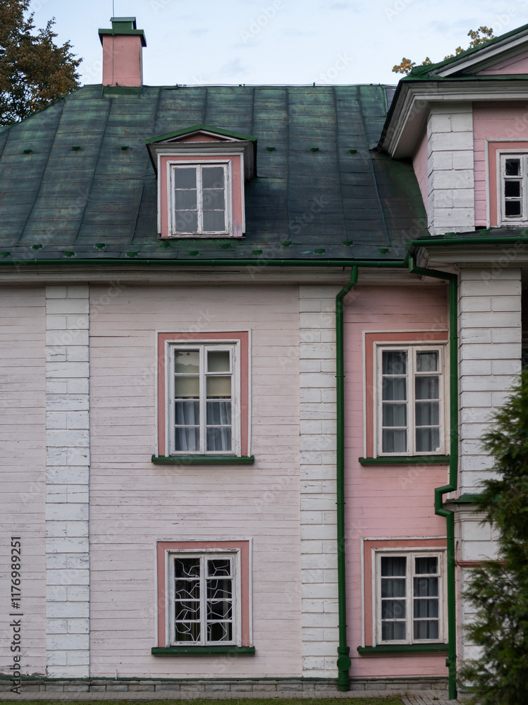 Obraz premium Old Pink house with windows