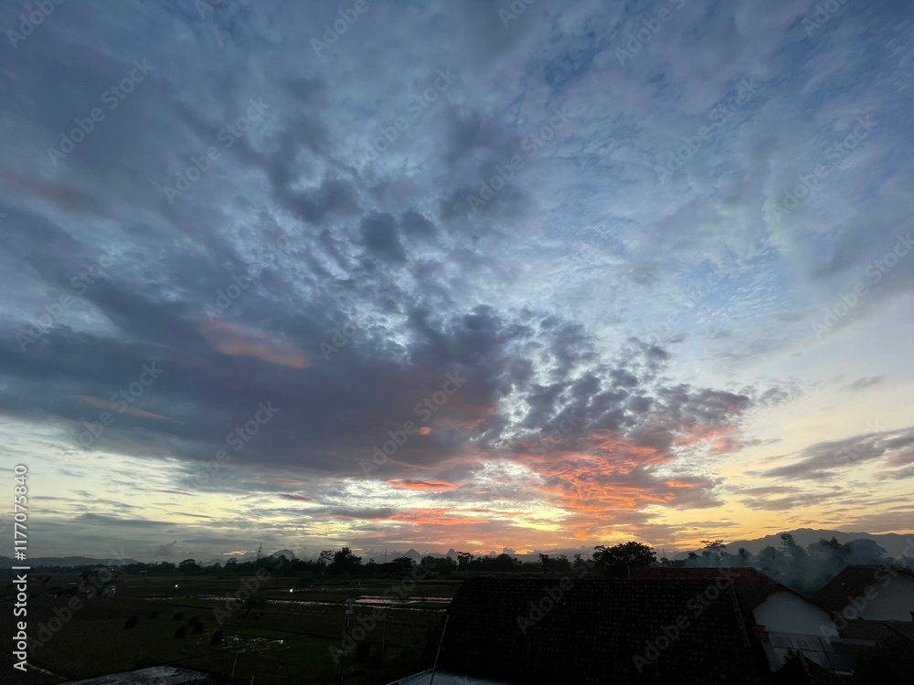 Obraz premium Dramatic afternoon sky with beautiful cloudy natural gradations in the background