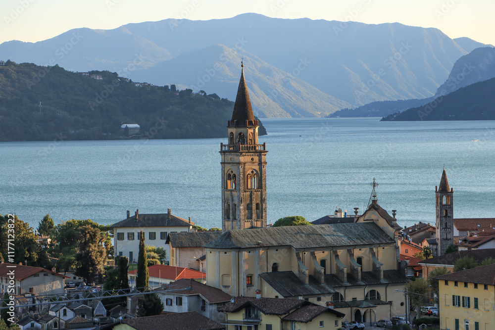 Abendstimmung in Domaso am Comer See; Blick auf San Bartolomeo