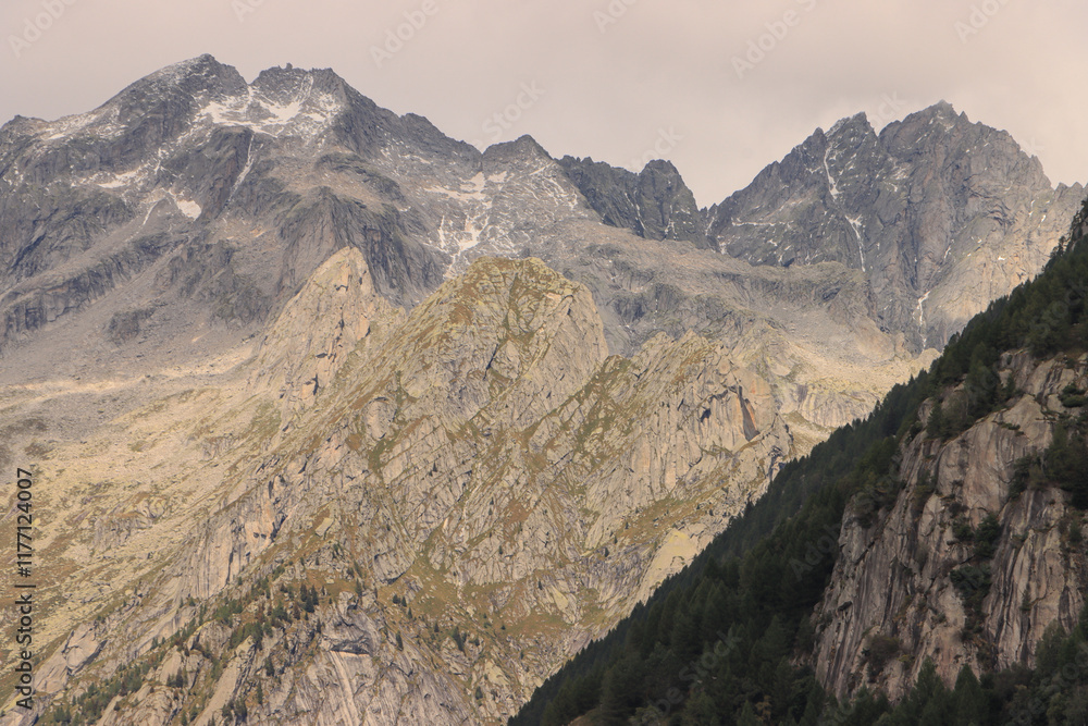 Wildromantische Alpenlandschaft über dem Val Masino; Blick von Süden auf Pizzo di Zocca (3173) und Punta Allievi (3121)