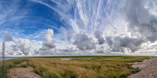 Panoramafoto einer traumhaften Wolkenstimmung über dem Vorland auf der Nordseeinsel Föhr