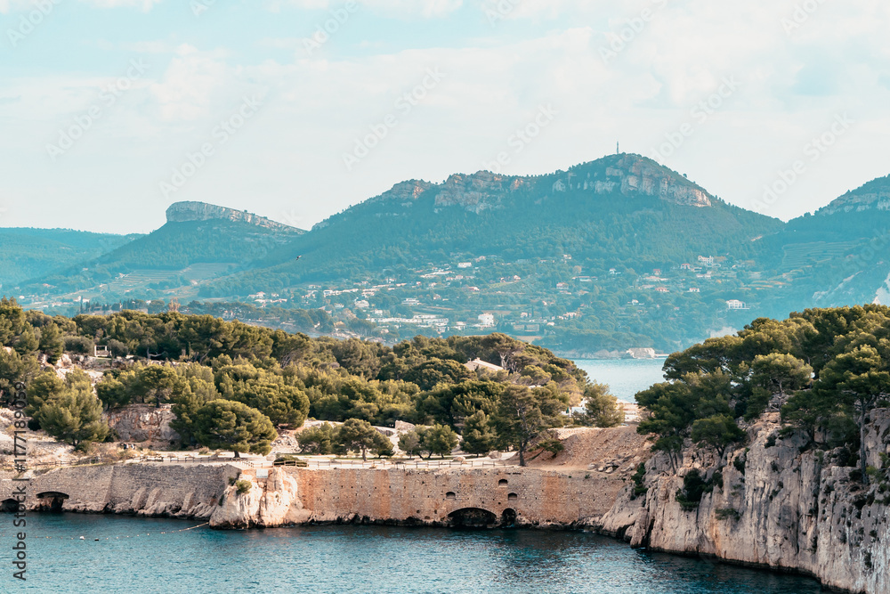 Splendeurs des Calanques : Nature et Mer Méditerranéenne