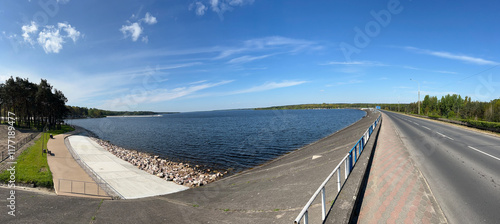 Zapora na Zalewie Sulejowskim o zachodzie słońca – malowniczy krajobraz nad wodą w centralnej Polsce © Yurii