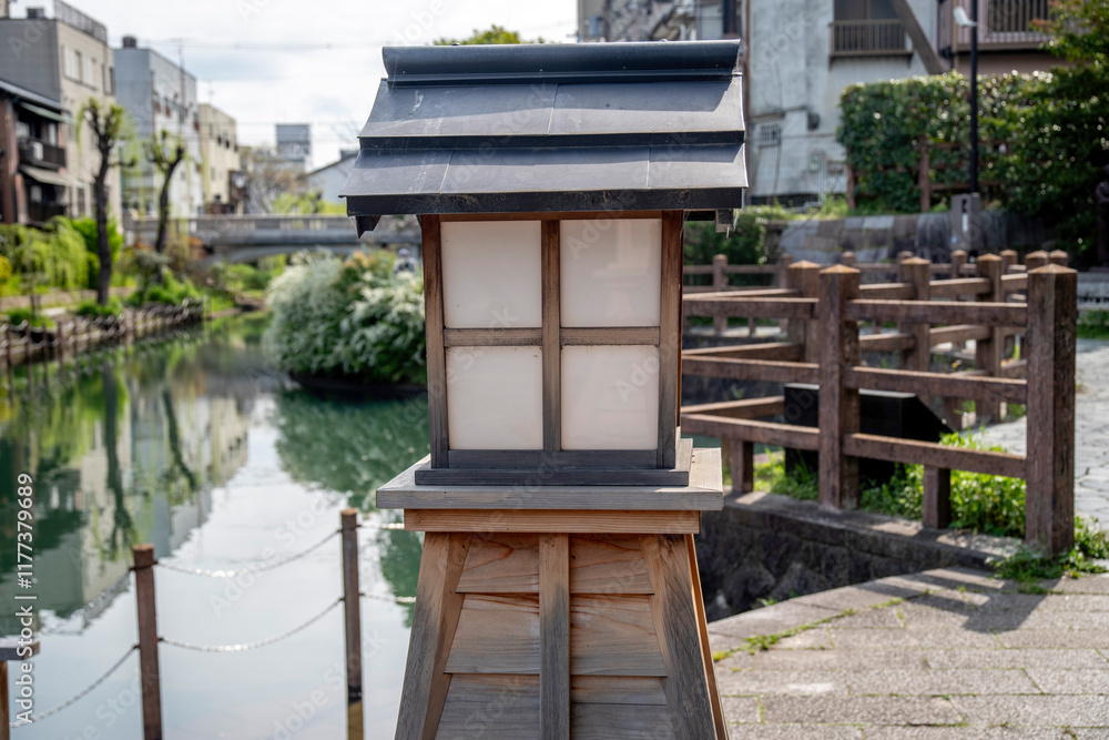 Naklejka premium 川辺にある昼間の灯篭