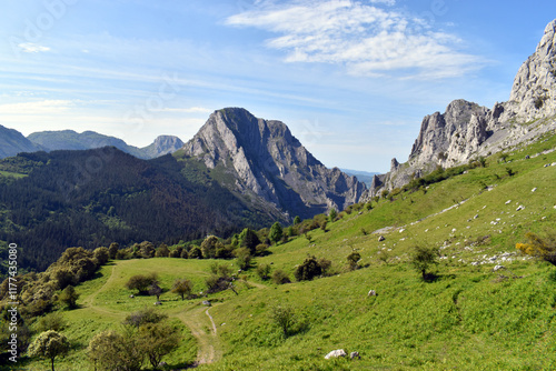 Mount Untzillatx or Untzillaitz in the Urkiola Natural Park. Bas photo