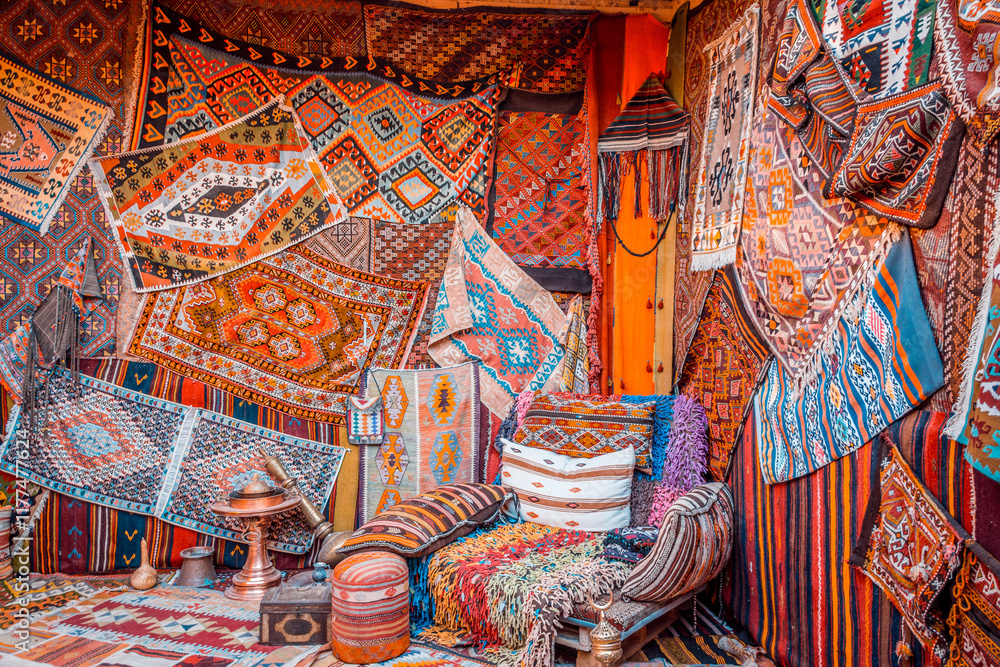 Obraz premium Turkish Rugs in a Traditional Bazaar